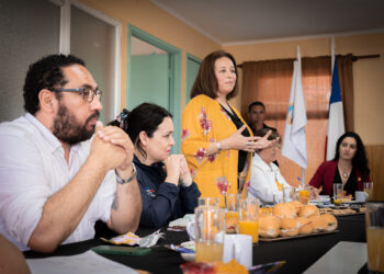 Senadora Órdenes logra reunir a ministro de Educación y directora nacional de JUNAEB con tutoras del Programa de Residencias Familiares