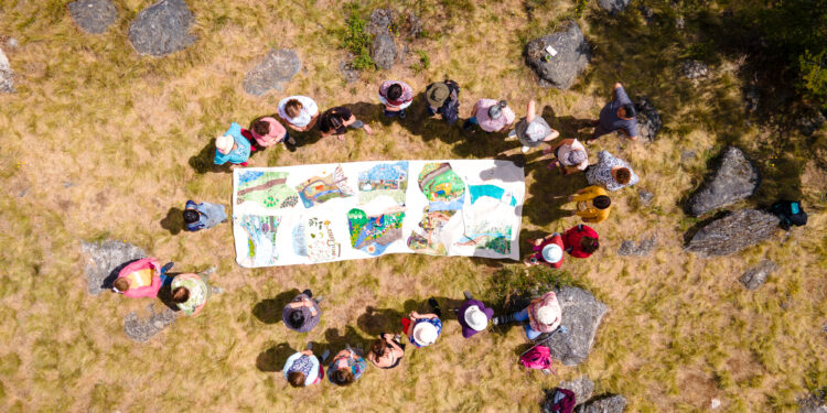 Encuentro de Agrupaciones de Artesanas de la región finaliza con la creación de obra textil colectiva