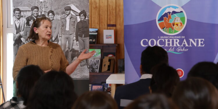 Municipalidad de Cochrane lanza libro sobre el patrimonio fotográfico de sus habitantes