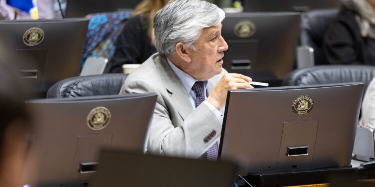 Senador Sandoval valora nombramiento de nuevo administrador provisional para la Universidad de Aysén