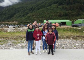 Vecinas del Hogar Protegido de Puerto Aysén aprenden sobre el cuidado del medio ambiente en Empresas Bahamonde