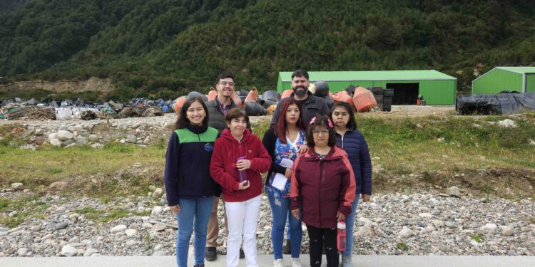 Vecinas del Hogar Protegido de Puerto Aysén aprenden sobre el cuidado del medio ambiente en Empresas Bahamonde