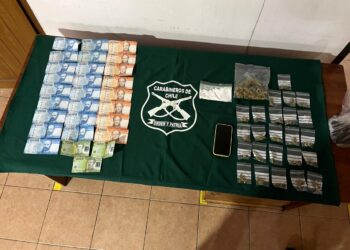 Carabineros de Coyhaique detiene a individuo por infracción a la ley de drogas durante control vehicular.