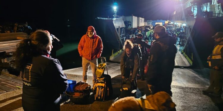 Carabineros del OS7 Aysén y Armada de Chile realizan servicios preventivos especializados en Cochrane y Tortel