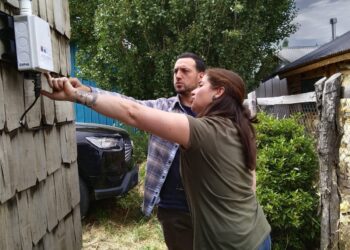 Exitosa instalación de sensores de calidad del aire en Aysén para combatir la contaminación atmosférica