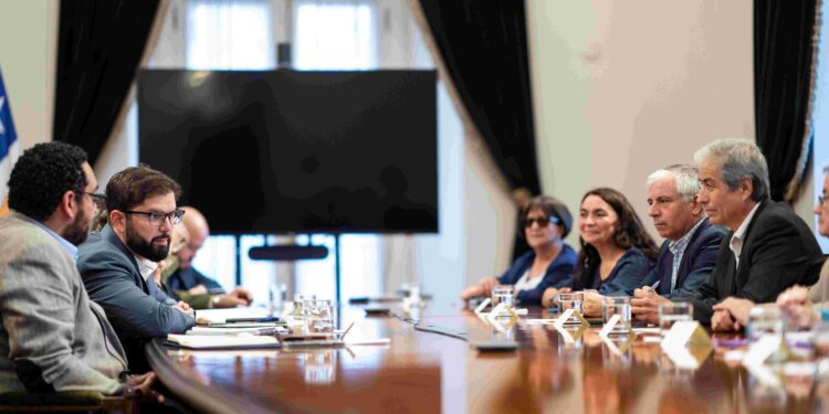 Presidente se reúne con Colegio de Profesores para abordar Deuda Histórica
