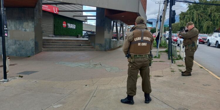 Jóvenes detenidos por riña con armas en pleno centro de Coyhaique contaban con amplio prontuario