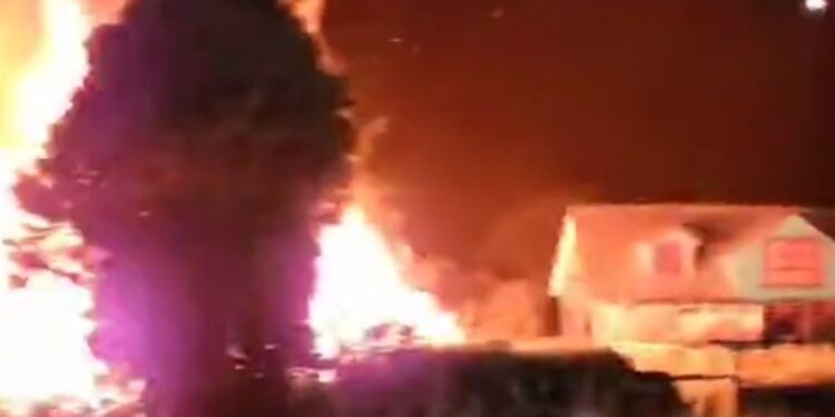 Un adulto mayor de 71 años fallece en voraz incendio