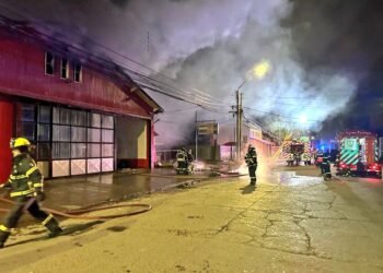 Incendio destruyó las instalaciones del Cuartel General de Bomberos de Coyhaique