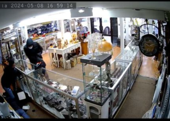 Violento asalto a relojería «Panchito» en pleno centro de Coyhaique