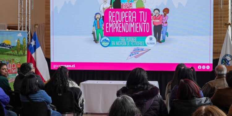 Gobernadora de Aysén lidera firma de convenios para impulsar emprendimientos locales