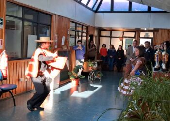 Bailarines campeones regionales de cueca son recibidos en la Municipalidad de Aysén