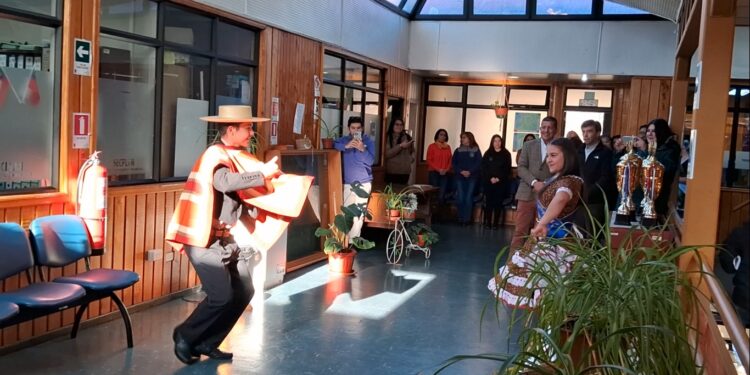 Bailarines campeones regionales de cueca son recibidos en la Municipalidad de Aysén