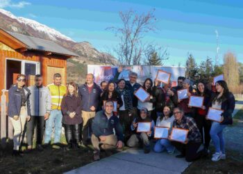 Éxito en Curso de Retroexcavadora: 13 Graduados en Bahía Murta, Incluyendo 9 Mujeres