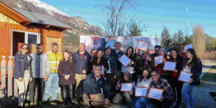 Éxito en Curso de Retroexcavadora: 13 Graduados en Bahía Murta, Incluyendo 9 Mujeres
