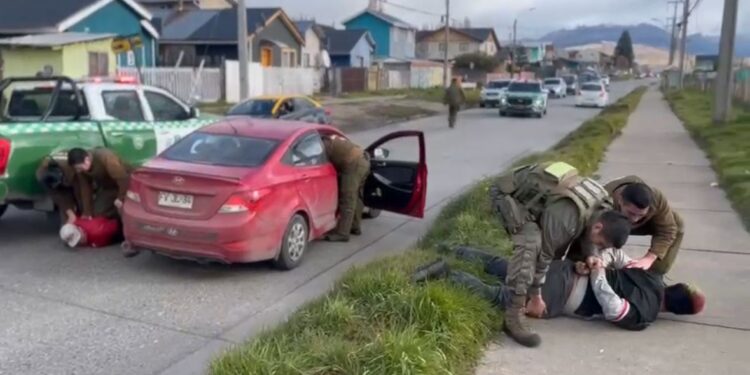 Persecución vehicular por calles de Coyhaique a mediodía culmina con tres detenidos
