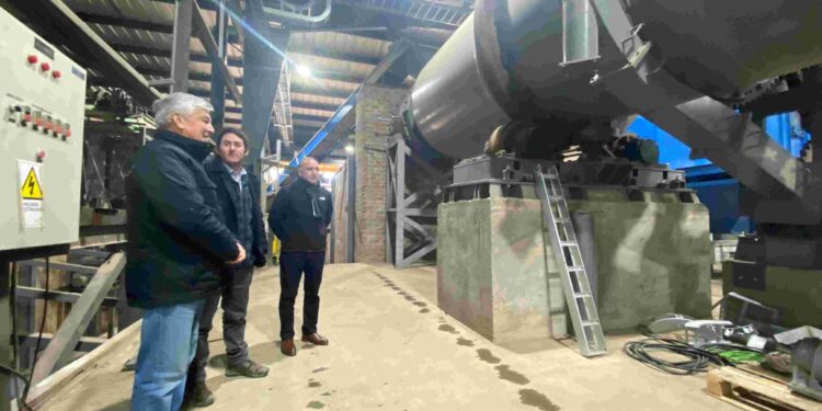 Sandoval visitó planta productora de pellet de Ecomas:  “Este es un ejemplo de una empresa que cree en la región”