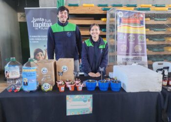 Durante la Expo Día de la Madre en Puerto Aysén, Empresas Bahamonde intercambió tapitas de plástico y pilas por humus de lombriz