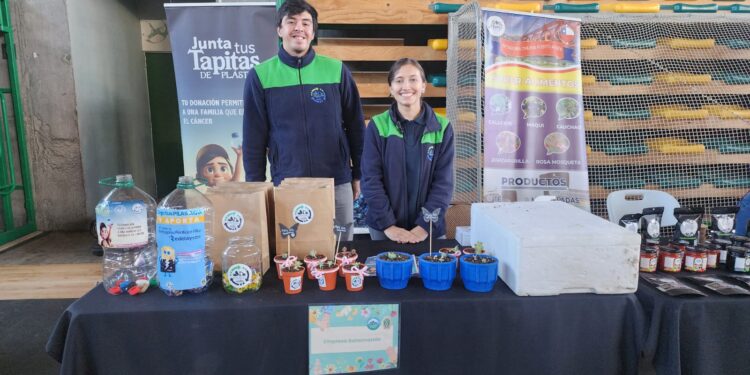 Durante la Expo Día de la Madre en Puerto Aysén, Empresas Bahamonde intercambió tapitas de plástico y pilas por humus de lombriz