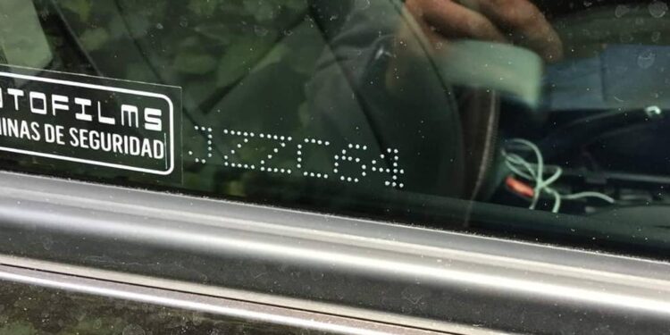Hasta un año de plazo para el grabado de patentes en vidrios de automóviles.