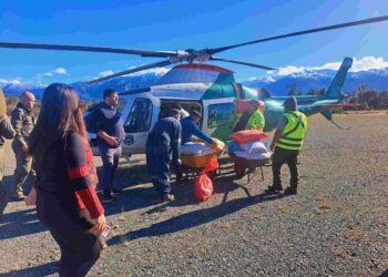Carabineros y Municipalidad de Cisnes realizan puente aéreo para abastecer a familias aisladas