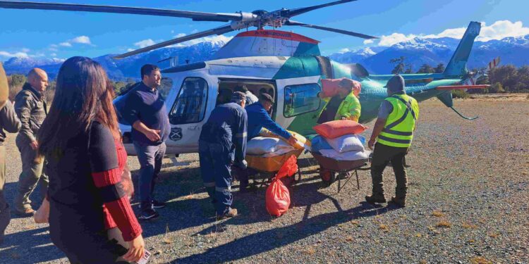 Carabineros y Municipalidad de Cisnes realizan puente aéreo para abastecer a familias aisladas