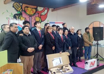 Entregan equipamiento especializado para los jóvenes que cursan la carrera técnica de exploración minera del Liceo de Mañihuales.