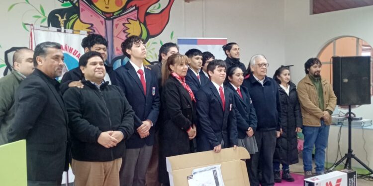 Entregan equipamiento especializado para los jóvenes que cursan la carrera técnica de exploración minera del Liceo de Mañihuales.