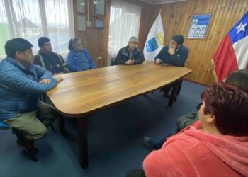 Sandoval se reúne con alcalde de Cisnes y dirigentes de la pesca artesanal para abordar impacto de leyes que se tramitan en el Congreso