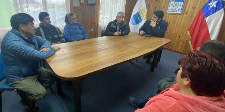 Sandoval se reúne con alcalde de Cisnes y dirigentes de la pesca artesanal para abordar impacto de leyes que se tramitan en el Congreso
