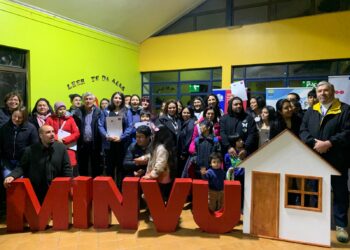 En Puerto Cisnes entregan certificados de subsidio a 16 familias