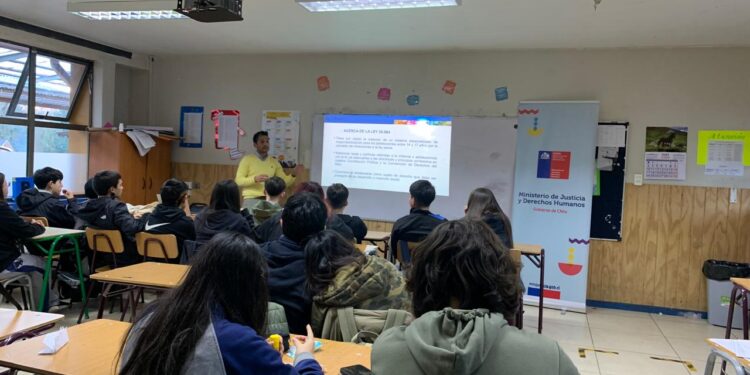 Charla sobre la Ley de Responsabilidad Penal Adolescente en Liceo Bicentenario Altos del Mackay