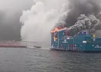 Incendio estructural destruye pontón en centro acuícola de Cooke Chile