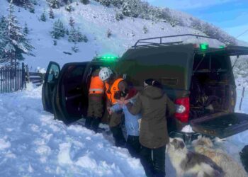 GOPE Aysén rescata a familia aislada por nevazones en Lago Frío