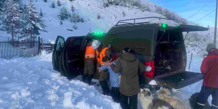GOPE Aysén rescata a familia aislada por nevazones en Lago Frío