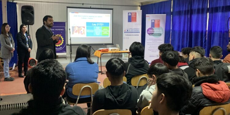 Alumnos del Liceo Politécnico de Puerto Aysén participan en charla sobre trabajo infantil