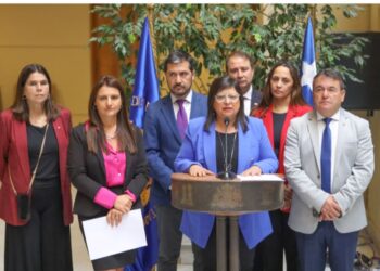 Diputada Raphael repone indicación que busca prohibir el uso de celulares en los colegios