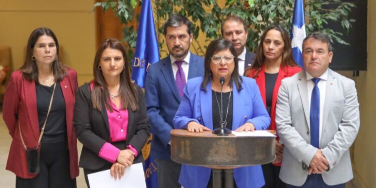 Diputada Raphael repone indicación que busca prohibir el uso de celulares en los colegios