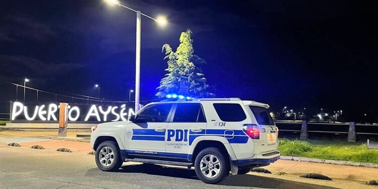 Detectives de Puerto Aysén desocupan inmueble ilegal y detienen a cinco personas