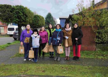 Empresas Bahamonde celebra aniversario de Escuela Básica Ribera Sur con donación de equipo tecnológico y humus