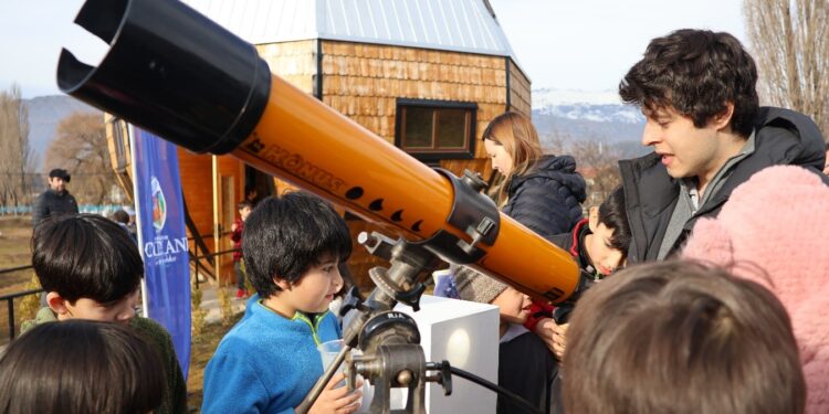 Cochrane se Prepara para el Eclipse Solar del Mes de Octubre con Taller Astronómico
