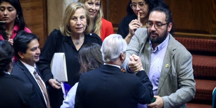 Colapso en Plataforma de Evaluación Docente Provoca Malestar entre Profesores de Chile