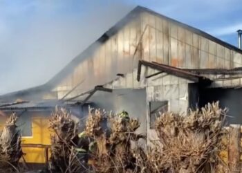 Bomberos de Chile Chico no lograron evitar incendio en una vivienda en calle Caupolicán