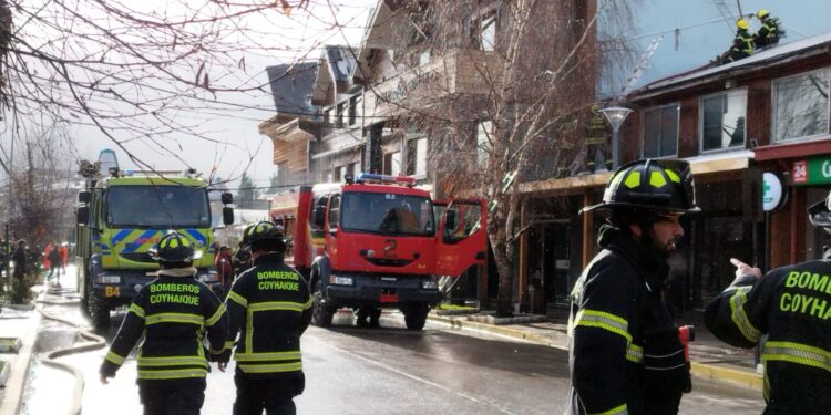 Incendio de céntrico hotel de Coyhaique interrumpió la normalidad de la ciudad
