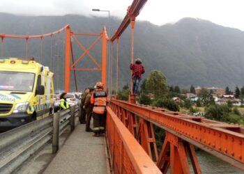 Hombre de 39 años intenta lanzarse al Río Aysén desde el Puente Presidente Ibáñez, pero es rescatado por transeúntes