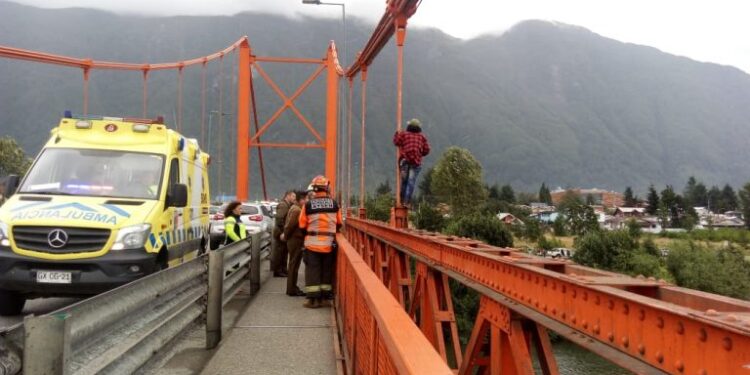 Hombre de 39 años intenta lanzarse al Río Aysén desde el Puente Presidente Ibáñez, pero es rescatado por transeúntes