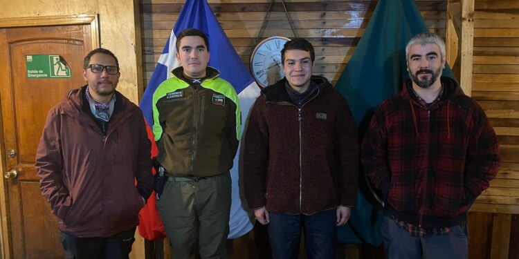 Carabineros rescata a dos investigadores atrapados en nevazones en Coyhaique Alto