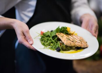 Corfo fortalece turismo y gastronomía en Puerto Aysén con misión tecnológica de salmón