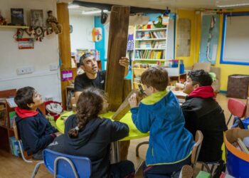 Taller de Tejuelería Artesanal en la Escuela Altamira: Un Paso hacia la Valorización del Patrimonio Local