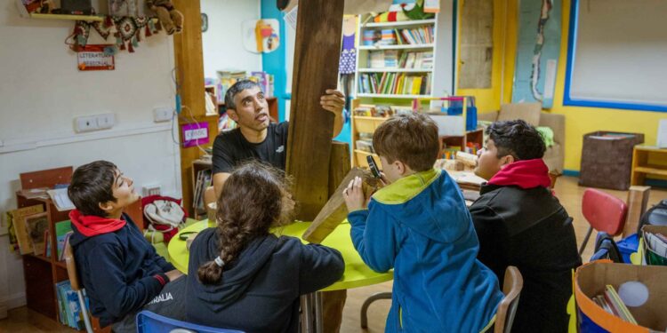 Taller de Tejuelería Artesanal en la Escuela Altamira: Un Paso hacia la Valorización del Patrimonio Local